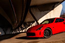 JR Wheels SL-05 Svart aluminiumfälg monterade på bil i stämnigsfull miljö