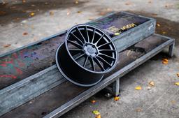 JR Wheels SL-05 Grå aluminiumsfelger montert på bil i en stemningsfull omgivelse