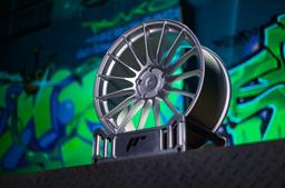 JR Wheels SL-05 Sølv aluminiumsfelger montert på bil i en stemningsfull omgivelse