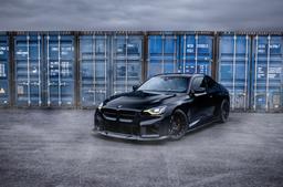 JR Wheels SL-05 Svart aluminiumfälg monterade på bil i stämnigsfull miljö