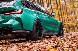 JR Wheels SL-05 Svart aluminiumfälg monterade på bil i stämnigsfull miljö