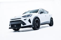 JR Wheels SL-05 Musta alumiinivanteet asennettuna autoon tunnelmallisessa ympäristössä