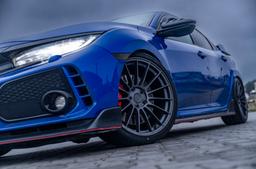 JR Wheels SL-05 Grå aluminiumsfelger montert på bil i en stemningsfull omgivelse