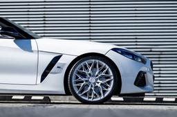 Vesser VSR1 Gloss White aluminiumsfelger montert på bil i en stemningsfull omgivelse