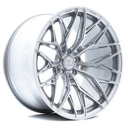 Vesser VSR1 Gloss White aluminiumsfelger montert på bil i en stemningsfull omgivelse