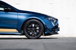 Vesser VSR1 Gloss Black aluminiumfälg monterade på bil i stämnigsfull miljö