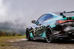 Vesser VSR2 Gloss Gunmetal aluminiumfälg monterade på bil i stämnigsfull miljö