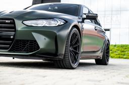 Vesser VSR2 Gloss Gunmetal aluminiumfälg monterade på bil i stämnigsfull miljö