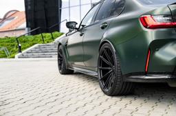 Vesser VSR2 Gloss Silver alumiinivanteet asennettuna autoon tunnelmallisessa ympäristössä