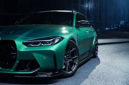 Vesser VSR3 Satin Gold aluminiumfälg monterade på bil i stämnigsfull miljö