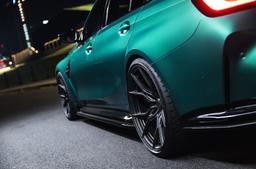 Vesser VSR3 Satin Gold aluminiumfälg monterade på bil i stämnigsfull miljö