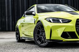 Vesser VSR3 Satin Gold aluminiumfälg monterade på bil i stämnigsfull miljö